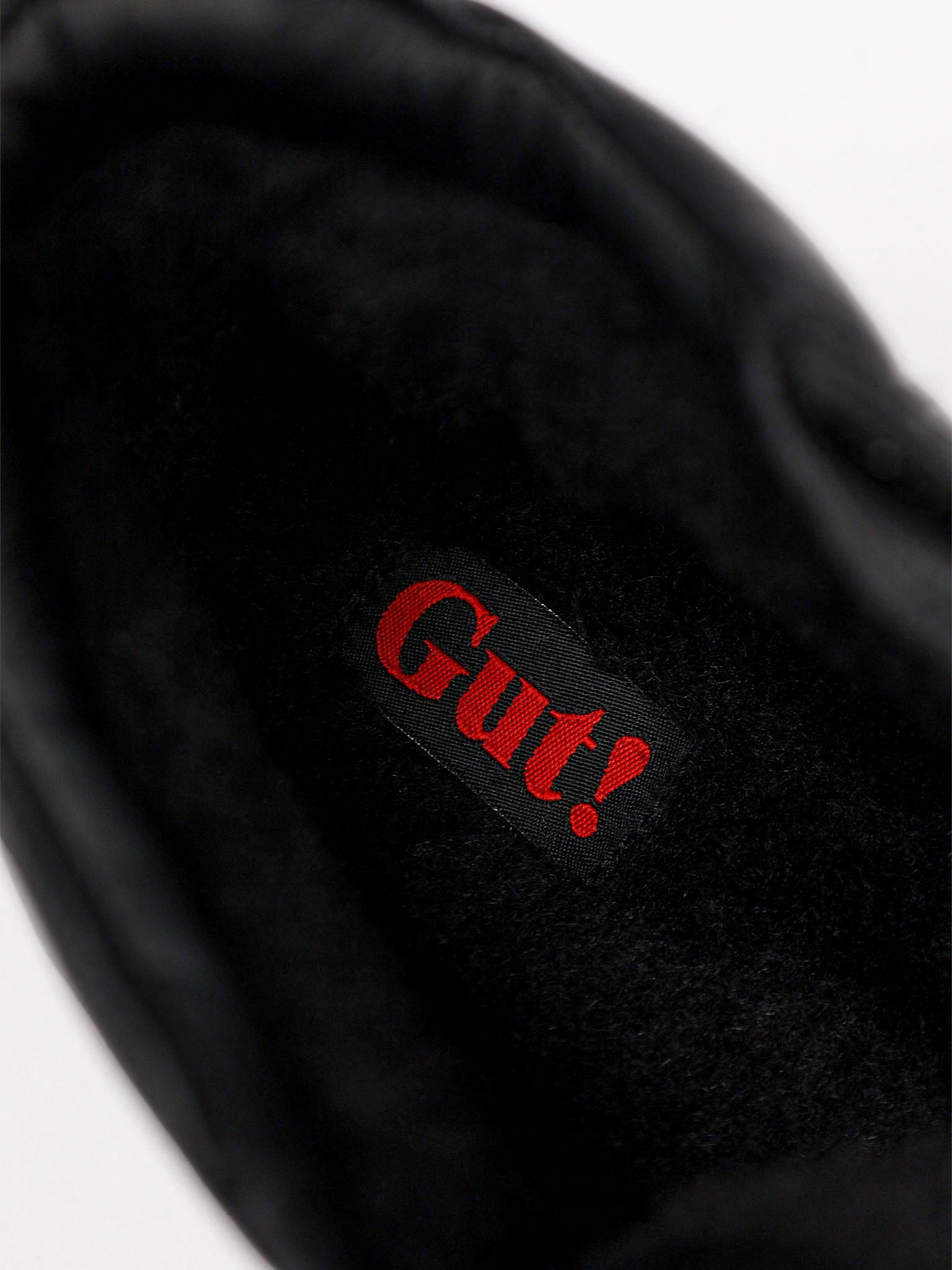 Ботинки черного цвета на контрастной рельефной подошве